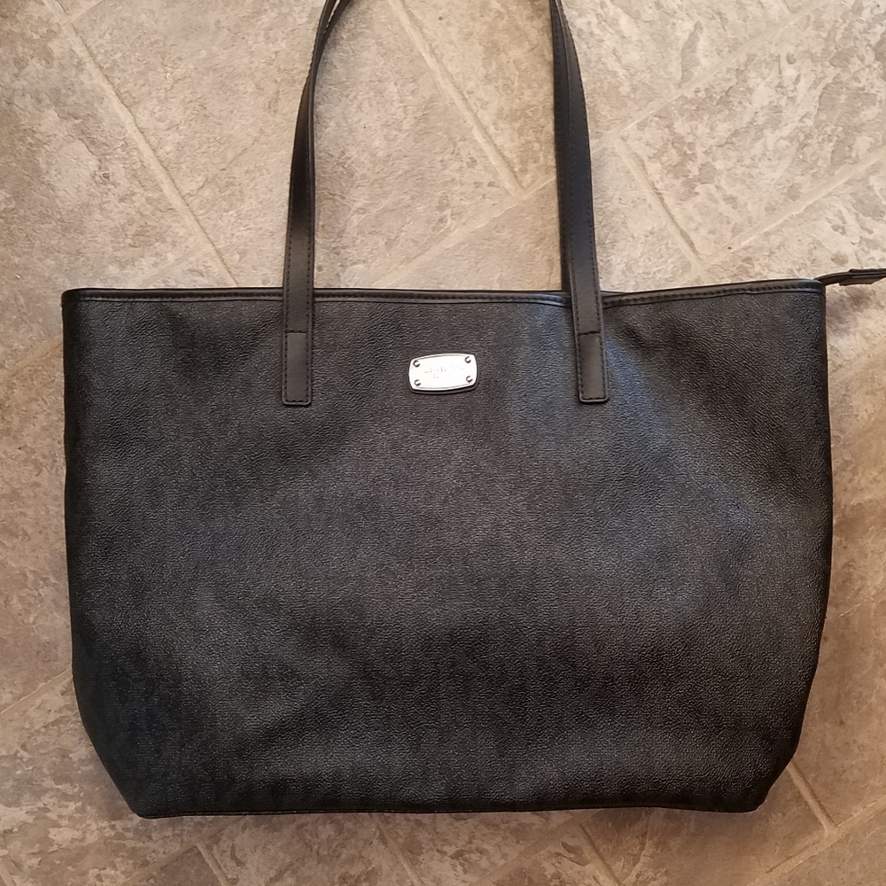 Michael Kors Tote Large size very good condition.